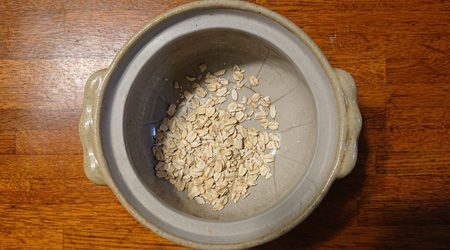 まずオートミールを3杯入れます