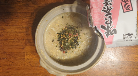 お茶漬けの元をかける