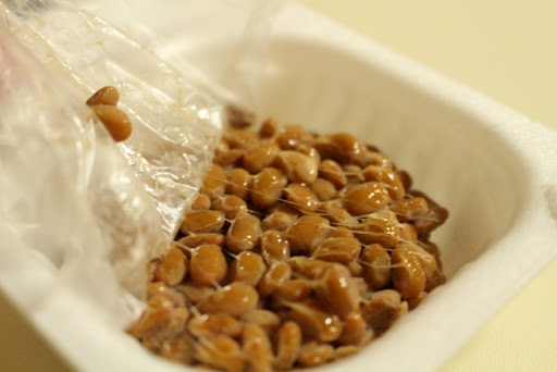 納豆の賞味期限はいつ？腐っても食べられるのか