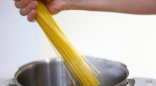 パスタを茹でる時に塩を入れるのはなぜ？