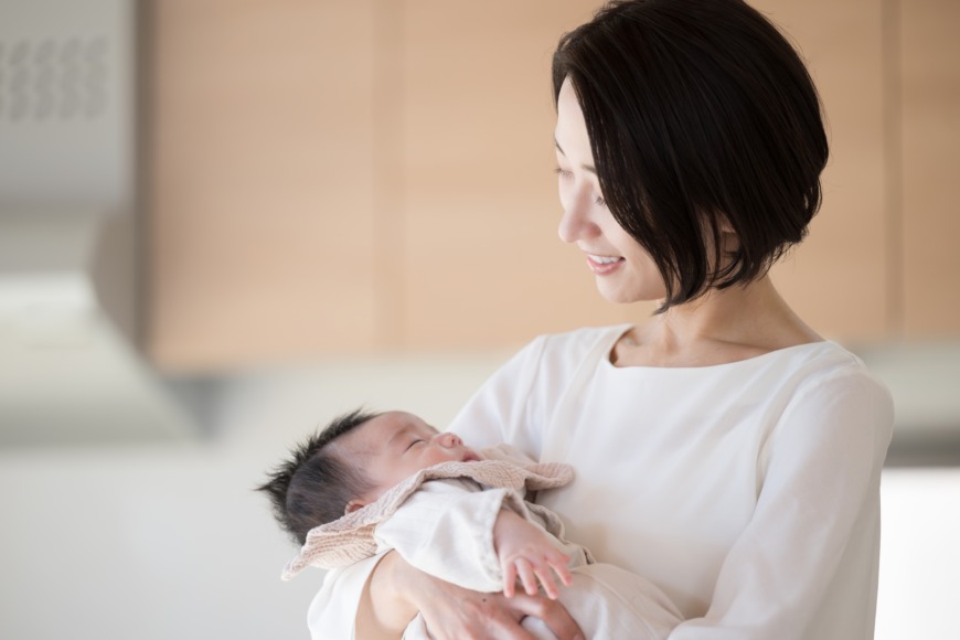 赤ちゃんを抱くお母さん