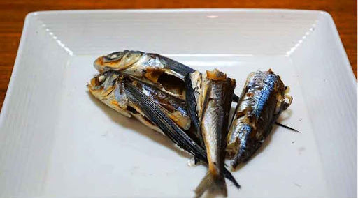 あご煮干しの下処理をする