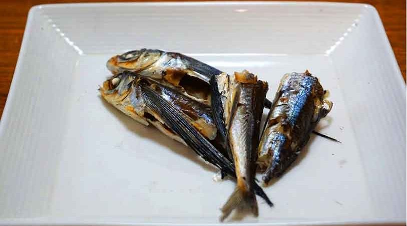 あご煮干しの下処理をする