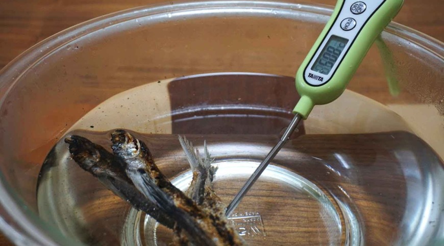 焼きあごを洗う