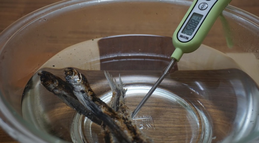 焼きあごを洗う