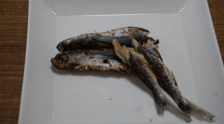 焼きあごの下処理をする