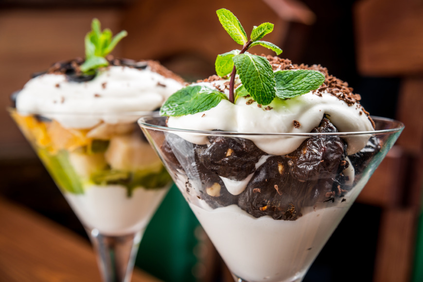 キウイとプルーン入りのヨーグルト