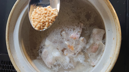 鳥ガラスープの元を入れる