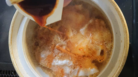 キムチ鍋の元を投入