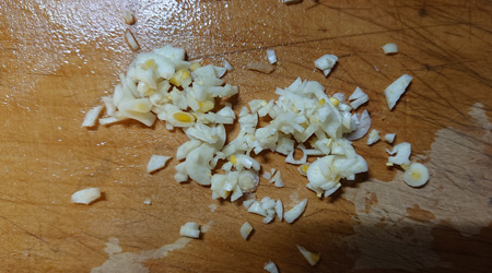 ニンニクを切る