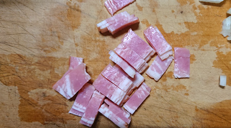 ベーコンを切る