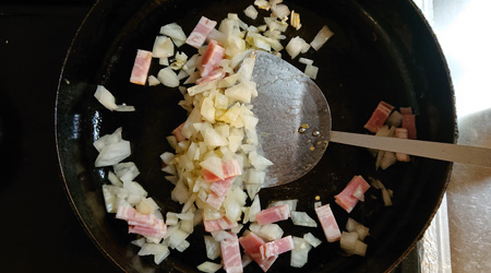 野菜とベーコンを炒めます