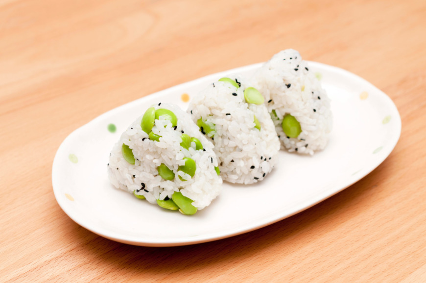 亜麻仁油と塩昆布とえだまめのおにぎり