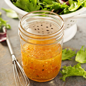 ガラス瓶に入ったトマト酢ドレッシング