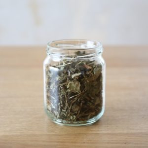 容器にどくだみ乾燥葉をいれる