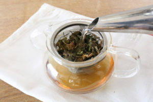 どくだみ茶の作り方熱湯をそそぐ
