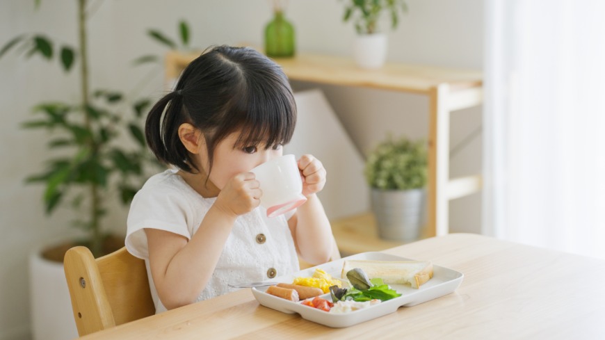 ごはんを食べる子供