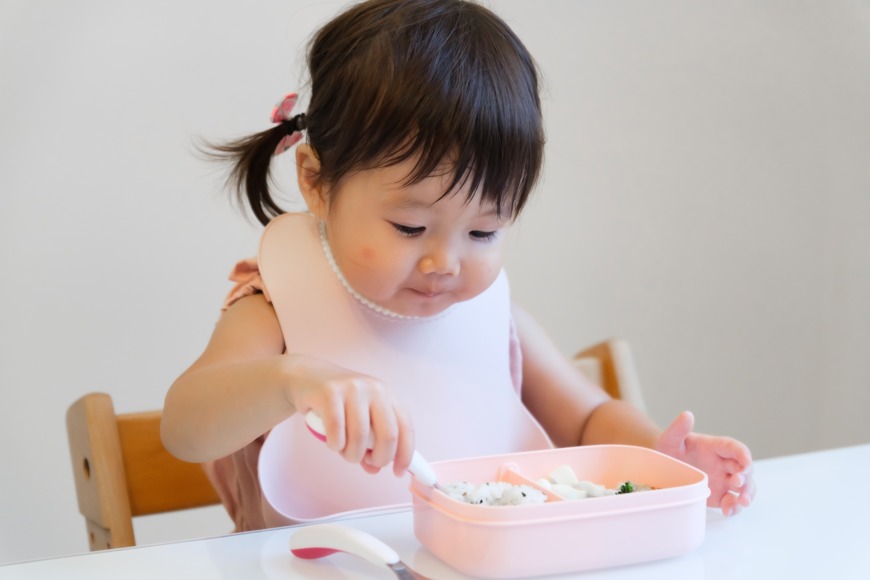 ごはんを食べる子供
