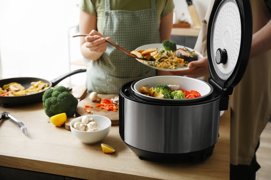 糖質制限ダイエットを行う女性