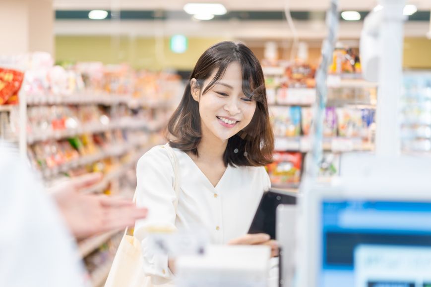 コンビニにいる女性
