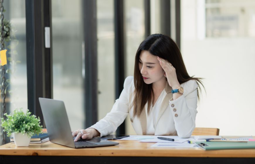 仕事中に頭を抱える女性