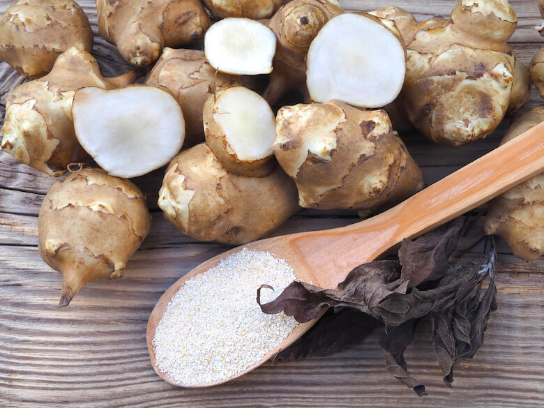 菊芋とスプーンに入ったイヌリンパウダー