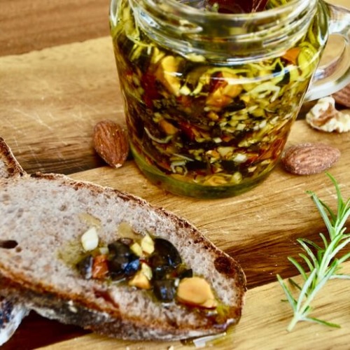 食べるオリーブオイルとパン、ローズマリー