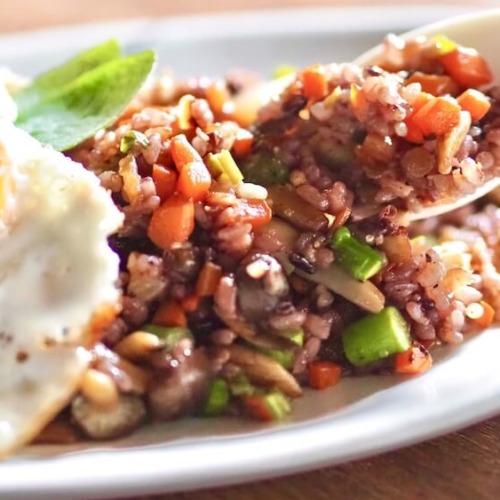 酵素玄米チャーハンと目玉焼き