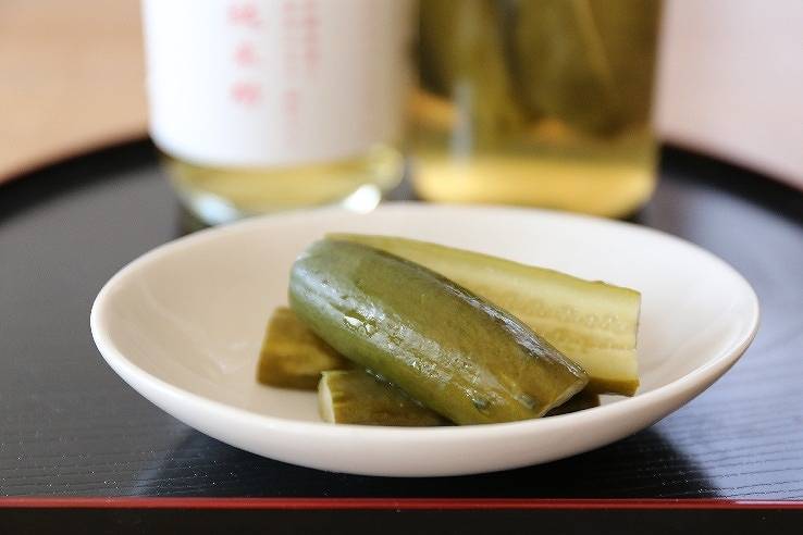 白いお皿にきゅうりのピクルスが盛り付けられている