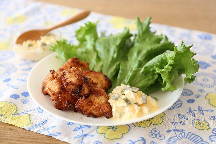 お皿に鶏の唐揚げとタルタルソース、レタスが盛り付けられている