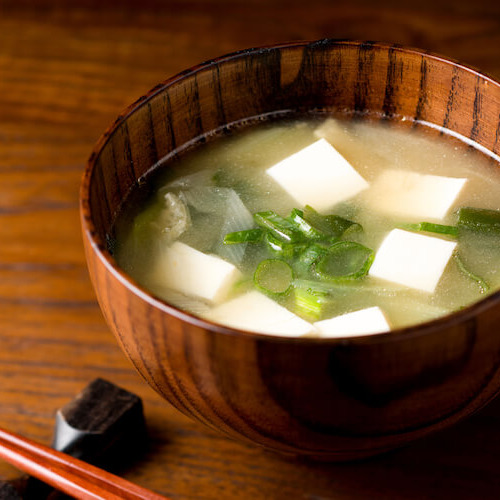 お椀に入った豆腐とわかめ、ネギの味噌汁