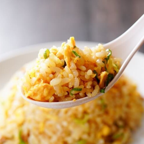 レンゲで掬われた炒飯