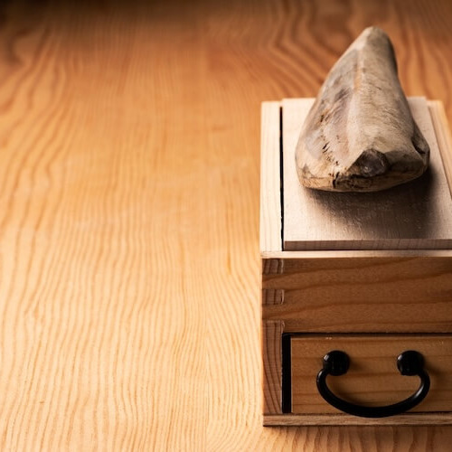 鰹節が鰹節の削り器の上に乗っている