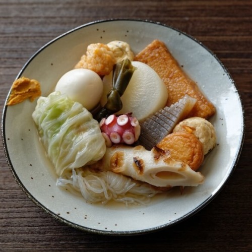 さまざまなおでんが白いお皿に盛られている。