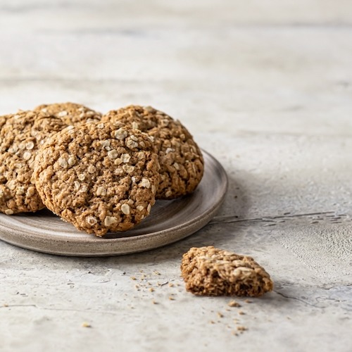 オートミールとおからとイヌリンのクッキーがお皿に乗っている