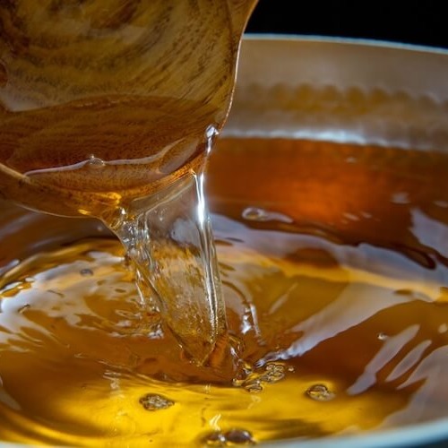 鍋に入った白だしと木製のお玉