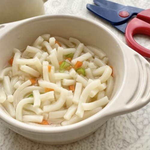 離乳食のだしうどん小さく切ったにんじん入り