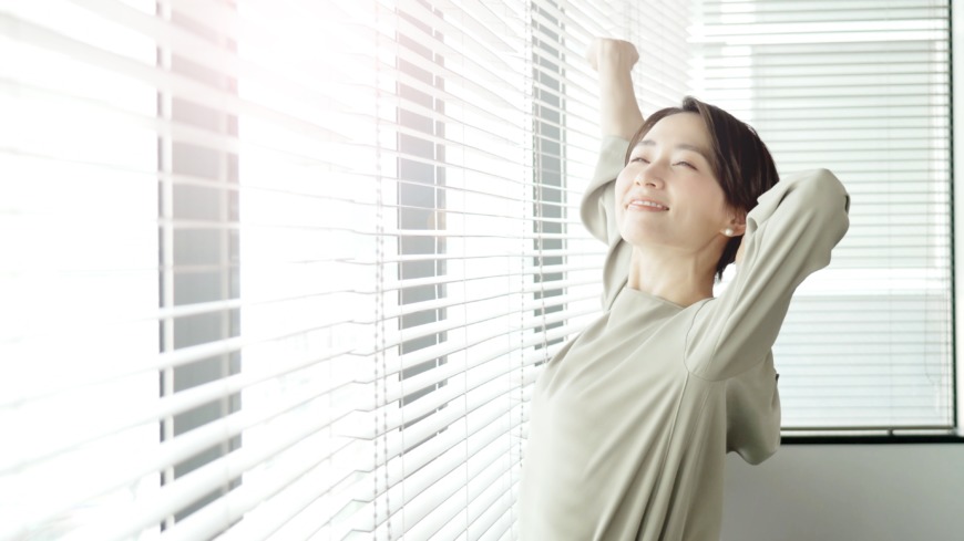 伸びをしている女性