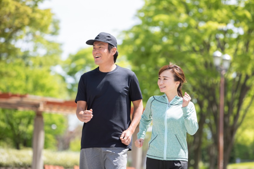 ウォーキングしている男女