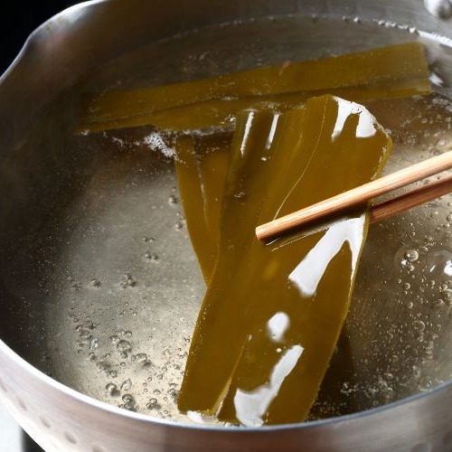 鍋に昆布を入れてだしを取っている