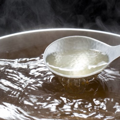 鍋に入った煮干し(いりこ)だし