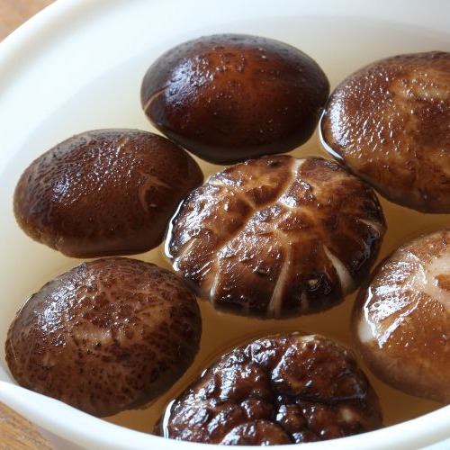 水に浸けた干し椎茸