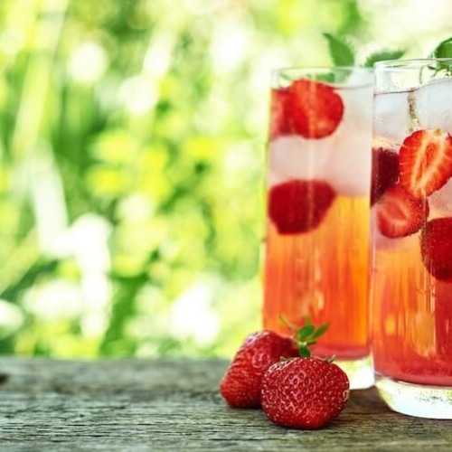 いちごが入ったいちご酢サイダーのグラス