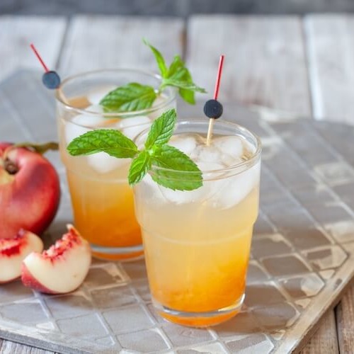 桃のフルーツ酢ドリンクが入ったグラスと桃