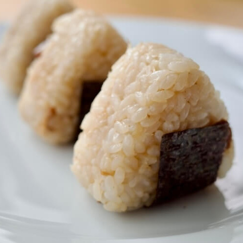 だしパックの中身が入った、三角のだしおにぎりが３つ白いお皿に並んでいる