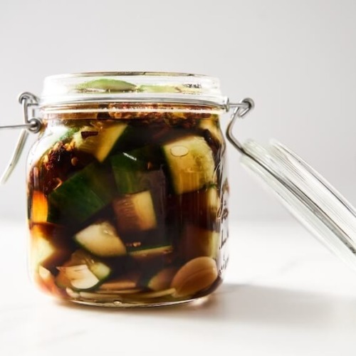 ガラス瓶に中華風きゅうりのピクルスが入っている。