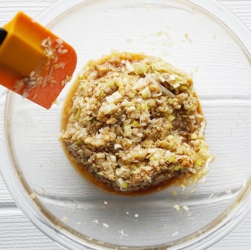 ガラスボウルに刻んだネギとだしパックの中身が入った中華だれが入っている