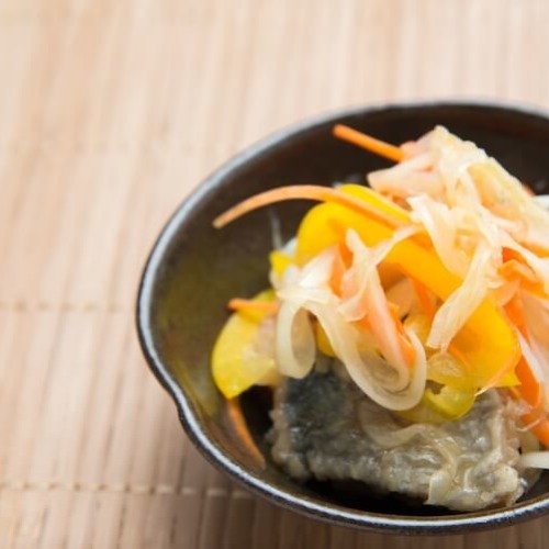 小鉢に鯵とパプリカ、にんじん、玉ねぎの南蛮漬けが入っている