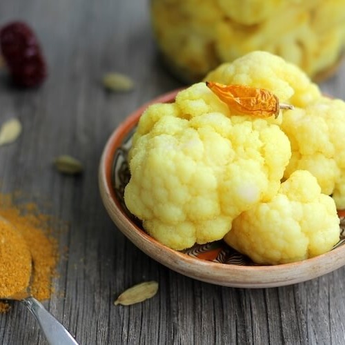 ターメリックなどのスパイスが入ったカリフラワーのピクルスと、ターメリックとカルダモン