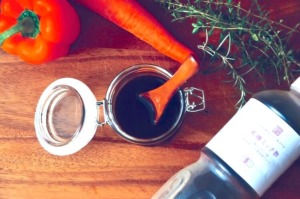 ミック酢を使って作ったピクルス液とパプリカとニンジンとハーブがまな板に乗っている